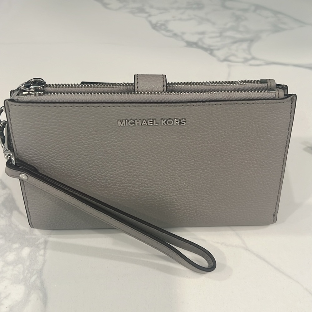 Cute. Michael Kors WRISTLET. - Picture 12 of 12